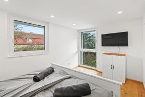 a bedroom with a bed and a flat screen tv at Villa Jäger mit Pool in Wien in Vienna