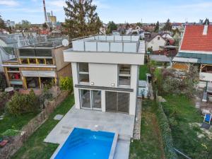 an aerial view of a house with a swimming pool at Villa Jäger mit Pool in Wien in Vienna