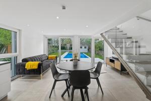a kitchen and living room with a table and chairs at Villa Jäger mit Pool in Wien in Vienna