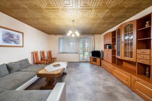 a living room with a couch and a table at Bungalow 41 - Kimbucht in Reichendorf