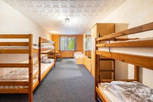 a dorm room with several bunk beds in it at Bungalow 41 - Kimbucht in Reichendorf
