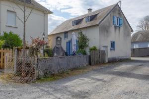 a white house with a fence in front of it at Gite La Bergerie près de Lourdes in Adé