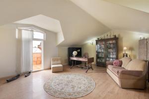 a living room with a couch and a piano at Casa da Cidade de Loulé in Loulé