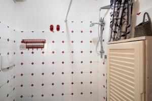eine Dusche in einem Badezimmer mit einem weißen Duschvorhang in der Unterkunft Casa Deiva in Deiva Marina + 16 Fotos