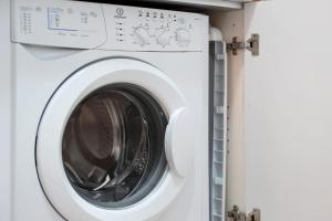 eine weiße Waschmaschine in einem Waschraum in der Unterkunft Casa Deiva in Deiva Marina