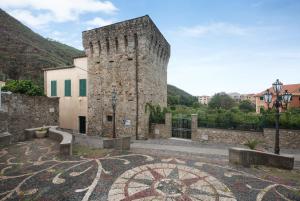 ein großes Steingebäude mit einer Uhr auf dem Boden in der Unterkunft Casa Deiva in Deiva Marina