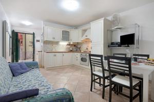 eine Küche mit Sofa, Tisch und Stühlen in der Unterkunft Casa Deiva in Deiva Marina
