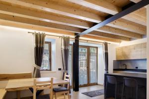 a kitchen and dining room with a wooden ceiling at Dimora Vacanze in Mezzano
