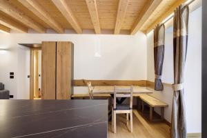 a dining room with a table and chairs at Dimora Vacanze in Mezzano