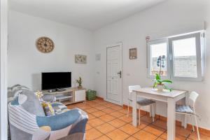 a living room with a couch and a table at Apartamento Liz in Tías