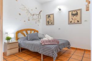 a bedroom with a bed with two pillows on it at Apartamento Liz in Tías