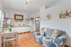 a living room with a couch and a kitchen at Apartamento Liz in Tías