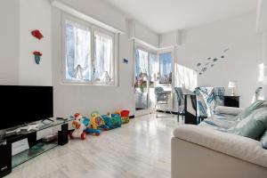 a living room with a couch and toys in it at Linda's Pet Friendly Beach House in Rapallo