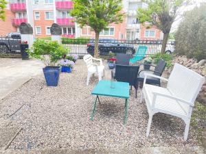 a group of chairs and a table on a patio at Pension Nazli Elmshorn in Elmshorn