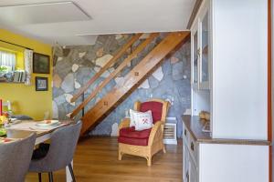 a kitchen and dining room with a stone wall at Finnhütte Hohe Klinge Trusetal in Brotterode