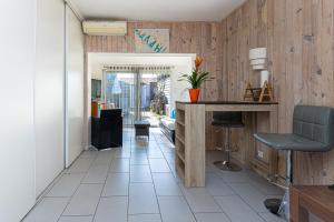 a living room with wooden walls and a table and a chair at Studio Cosy Climatisé, Cap Bretron in Capbreton