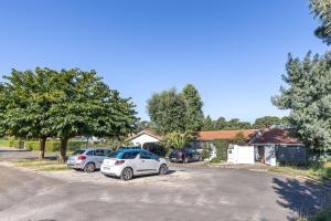 a group of cars parked in a parking lot at Studio Cosy Climatisé, Cap Bretron in Capbreton