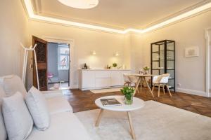 a living room with a white couch and a table at Schloss Kirchberg -Appartment Fleur in Immenstaad am Bodensee