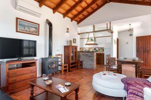 a living room with a couch and a tv at Casa - 2 Mar y Sombra in Barbate