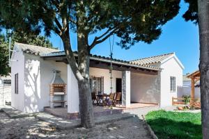 a small white house with a table and chairs at Casa - 2 Mar y Sombra in Barbate