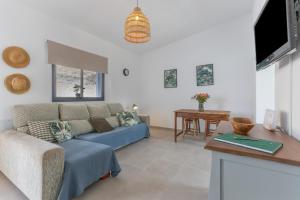 ein Wohnzimmer mit Sofa und Tisch in der Unterkunft Ternemoyschool in Pájara