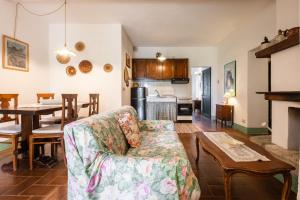 a living room with a couch and a table at Appartamento Lavanda in Radicofani