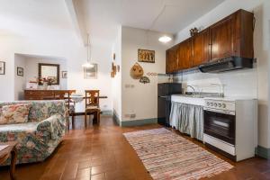 a kitchen and living room with a stove and a couch at Appartamento Lavanda in Radicofani +15 photos