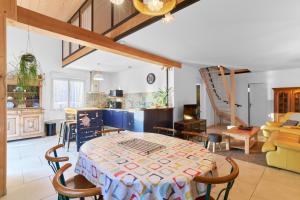 a kitchen and living room with a table and chairs at Logement Pascal in Villeneuve-sur-Lot