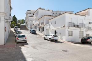 a city street with cars parked on the street at Casa Begines in Vejer de la Frontera