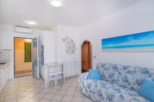 a living room with a couch and a table at Appartamento Murena 1 in La Maddalena