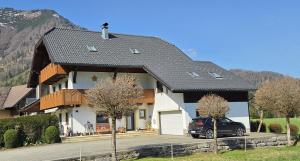 a house with a car parked in front of it at Ferienwohnung Seeberg mit Almfeeling in Faistenau
