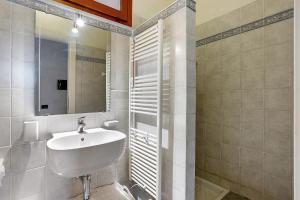a bathroom with a sink and a mirror at Lerici – Foyer Verde Mare in Pugliola +26 photos