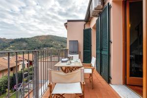 a balcony with a desk with a computer on it at Lerici – Foyer Verde Mare in Pugliola