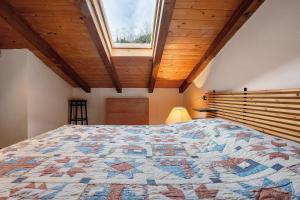 a bedroom with a large bed with a window at Lerici – Foyer Verde Mare in Pugliola