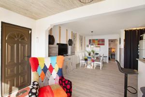 a living room with a couch and a dining room at Vista Roja in San Agustin