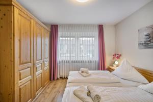 a bedroom with two beds and a window at Fewo mit Bergblick, Pool, Sauna in Oberaudorf