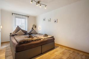 a bedroom with a large bed in a room at Ferienwohnung Blumen in Radeberg