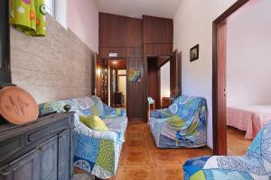a living room with two chairs and a bed at Vivienda V Torres 1 in Vega de San Mateo