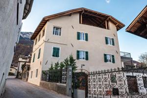 a building with a fence in front of it at Eichhof Apartment Thymian in Termeno