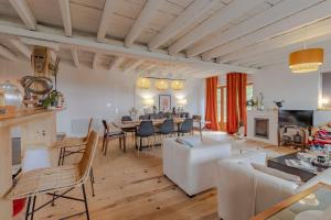 a large living room with a table and chairs at La Dordogne en Périgord in Salagnac