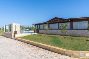 a house with a yard with trees in front of it at Casa Cantina Scalecci in Noto