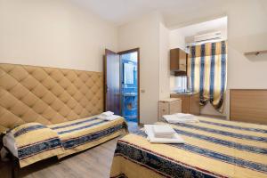 a hotel room with two beds in a room at Appartamento Monolocale Moneglia 25 in Moneglia
