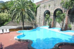 a large swimming pool in front of a building at Appartamento Monolocale Moneglia 25 in Moneglia