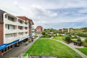 arial view of a building with a park next to it at Apartementhaus Lord Nelson in Cuxhaven