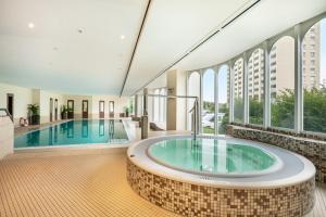 an indoor pool with a hot tub in a building at Apartementhaus Lord Nelson in Cuxhaven