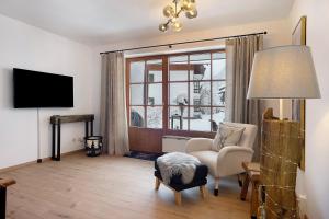 a living room with a chair and a window at Ferienwohnung Vilstalstüble in Pfronten