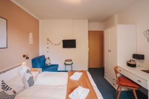 a small room with a bed and a desk and a computer at Garni Unterweggütl in Naturno