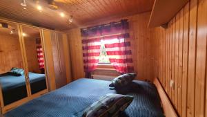 a small room with a bed and a window at Ferienhaus Burg Celle in Celle
