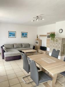 a living room with a table and a couch at Ferienwohnung Starnberg in Starnberg