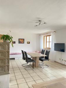 a dining room with a table and chairs at Ferienwohnung Starnberg in Starnberg